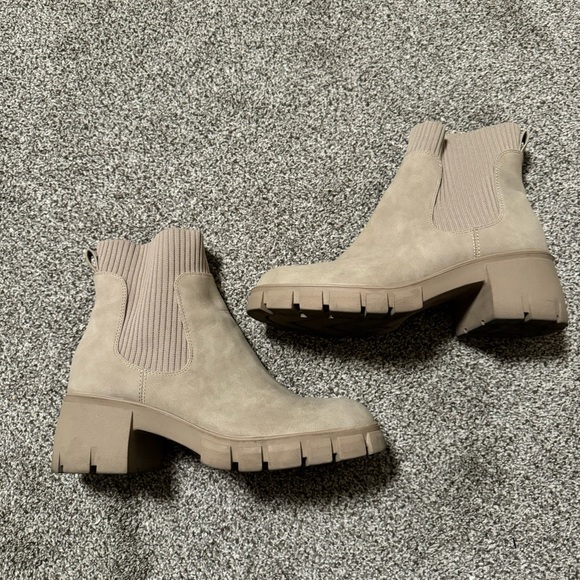 Universal Thread Tan Chelsea Boots - Picture 4 of 7